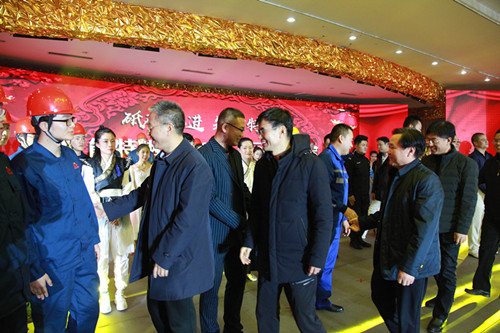 1546487514936701.jpg 集团公司田其祥董事长与演出人员握手祝贺_副本.jpg
